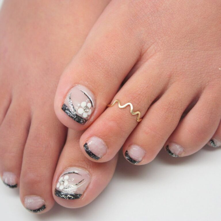 Молочный френч педикюр 