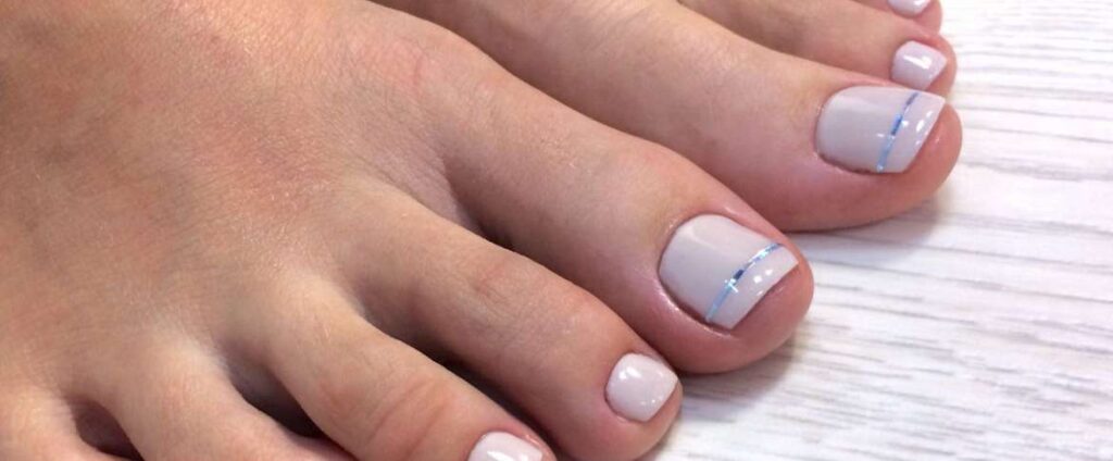 Молочный френч педикюр 