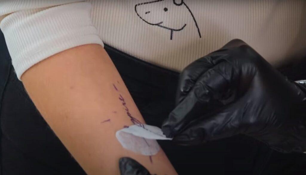 Как делать простые мужские тату (идеи и пошаговая техника) Мини-татуировка - надпись
