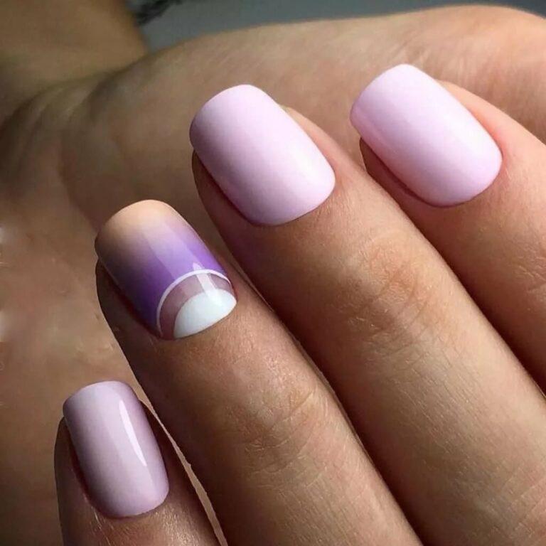 Нежный маникюр с дизайном Лунный 