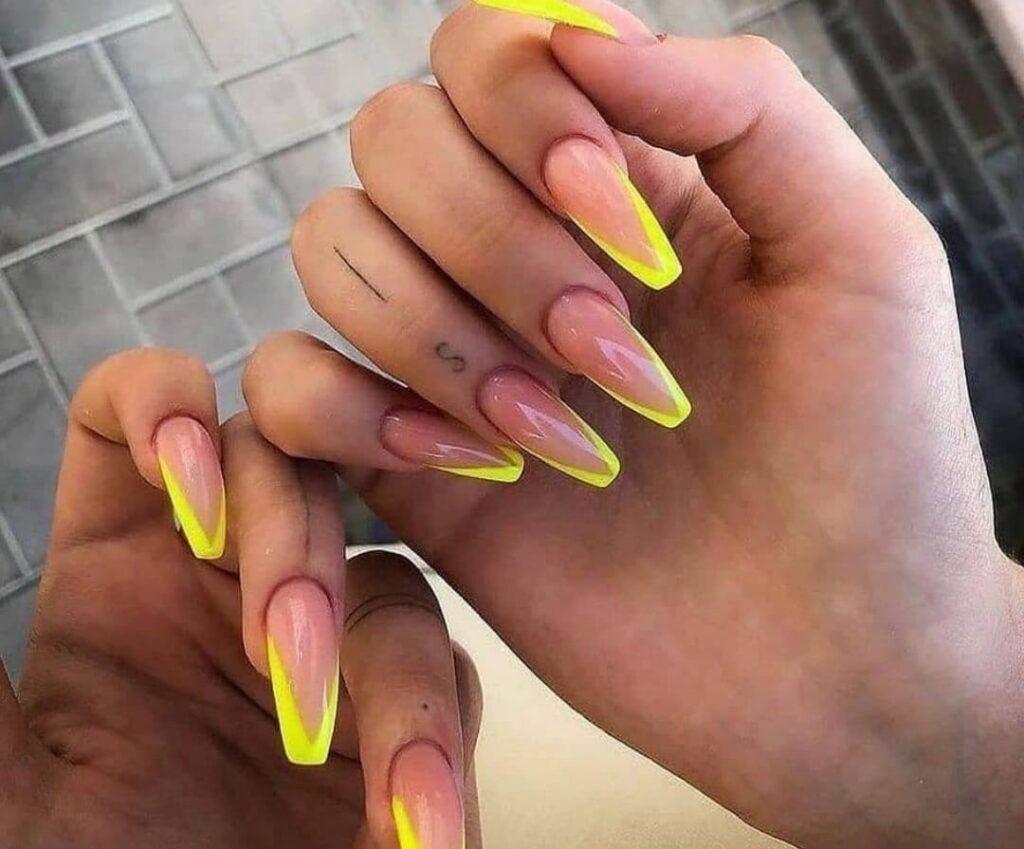 Жёлтый френч на ногтях