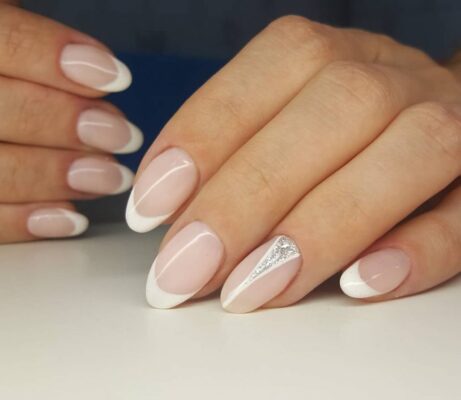 Молочный френч на разных формах ногтей Овал