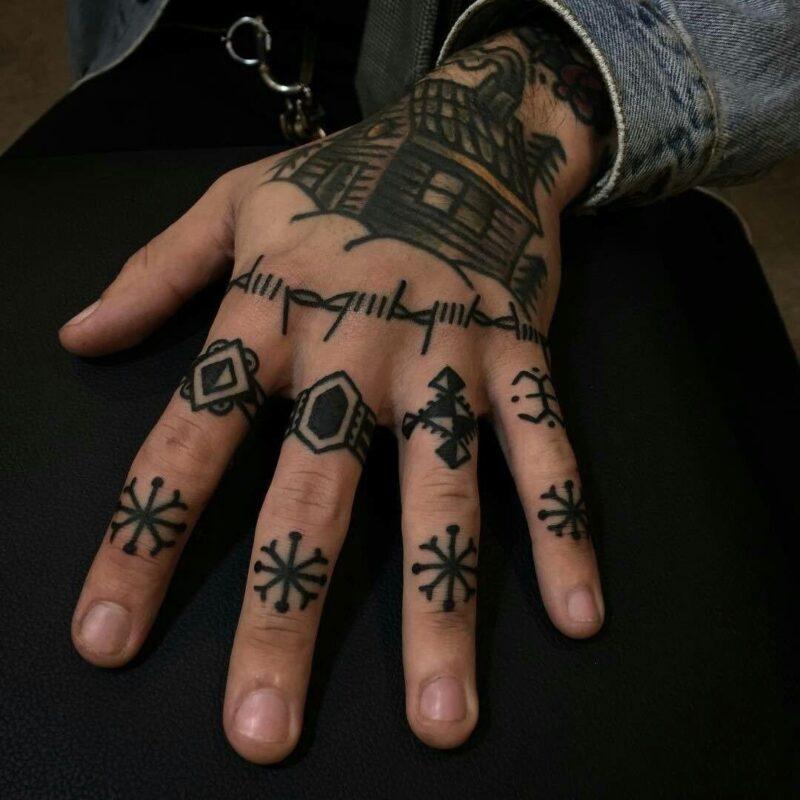 Эскизы тату для мужчин на разных частях тела На костяшках пальцев