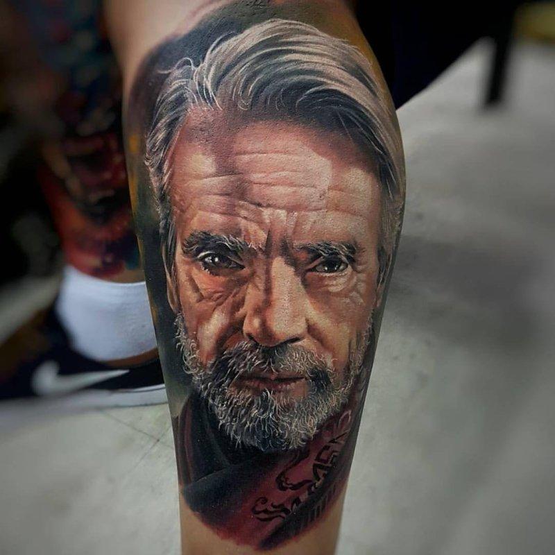 Крутые и современные эскизы мужских татуировок в 2023 Портретная татуировка