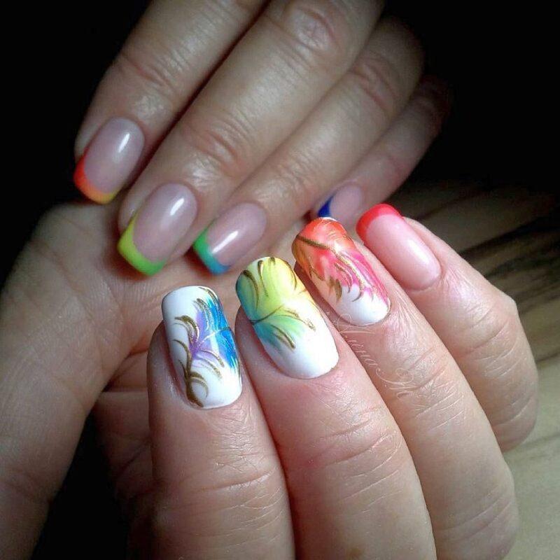 Разноцветный френч с дизайном Разноцветные ногти с рисунком