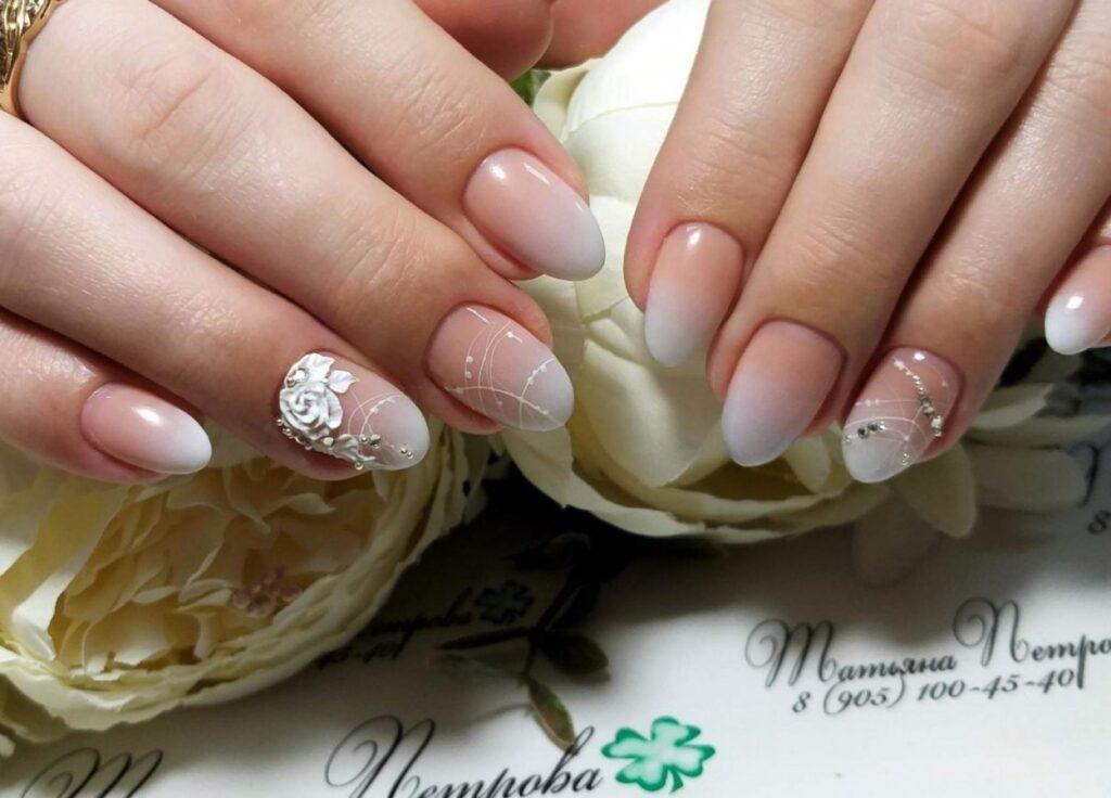 Молочный френч - 10 трендов 2023 года и фото-идеи с камнями и объёмными элементами