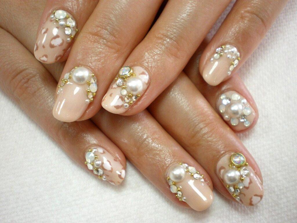 Молочный френч - 10 трендов 2023 года и фото-идеи с камнями и объёмными элементами