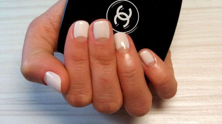 Молочный френч - 10 трендов 2023 года и фото-идеи с лунным дизайном