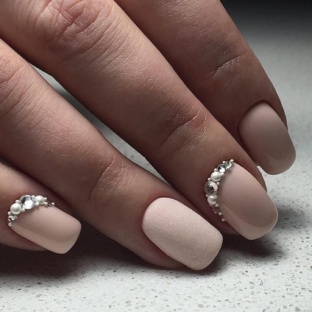 Молочный френч с дизайном Стразы