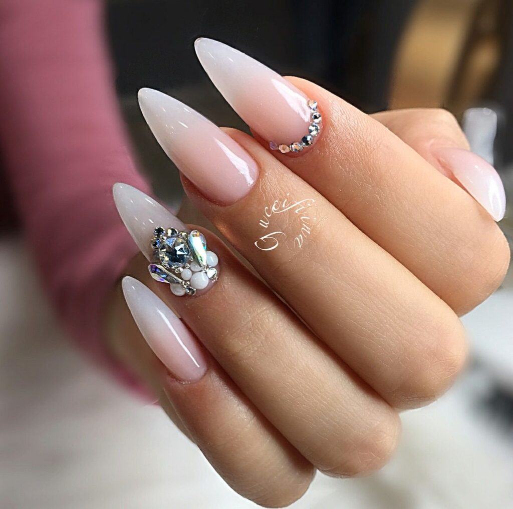 Молочный френч с дизайном Стразы