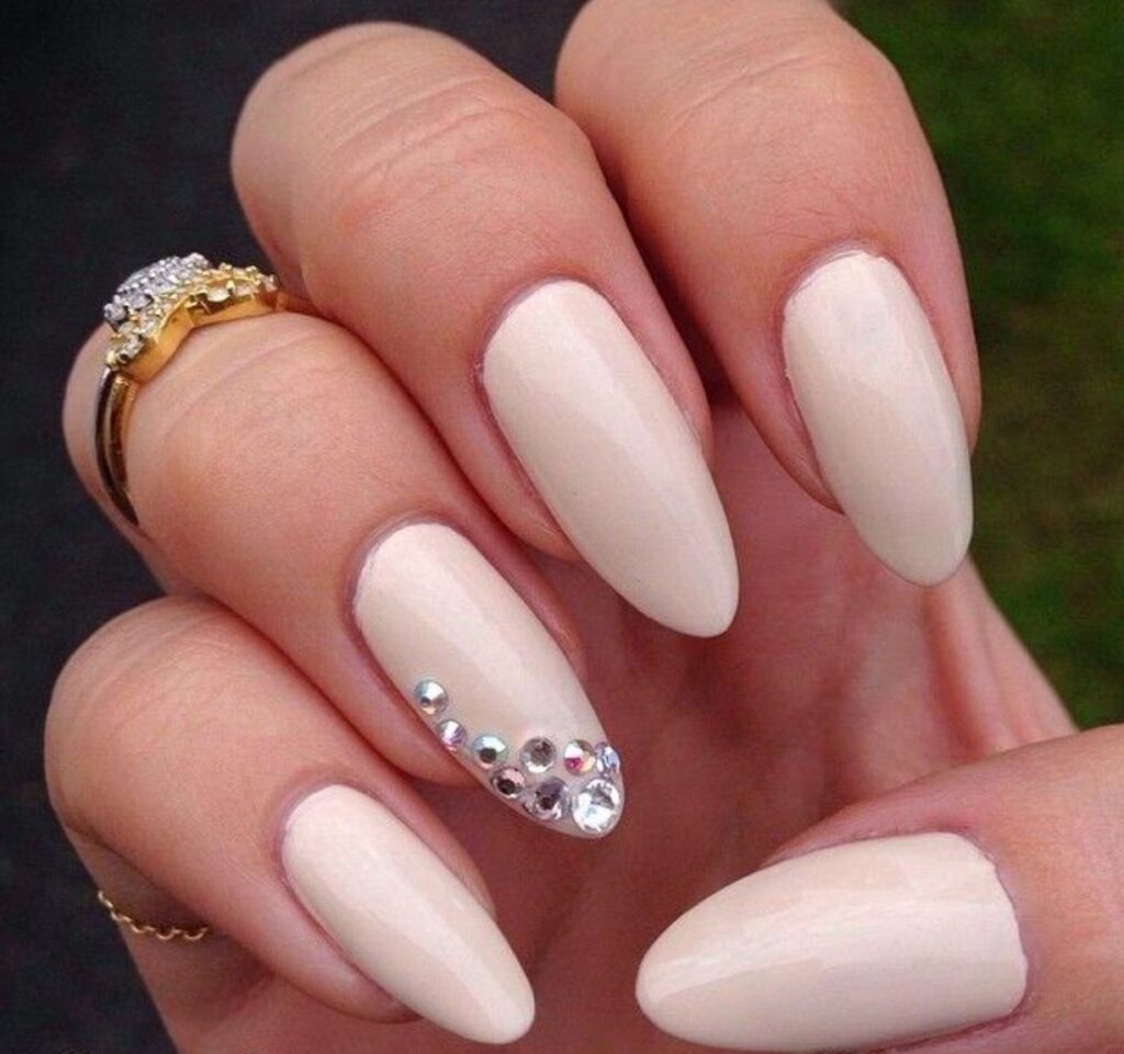 Молочный френч с дизайном Стразы