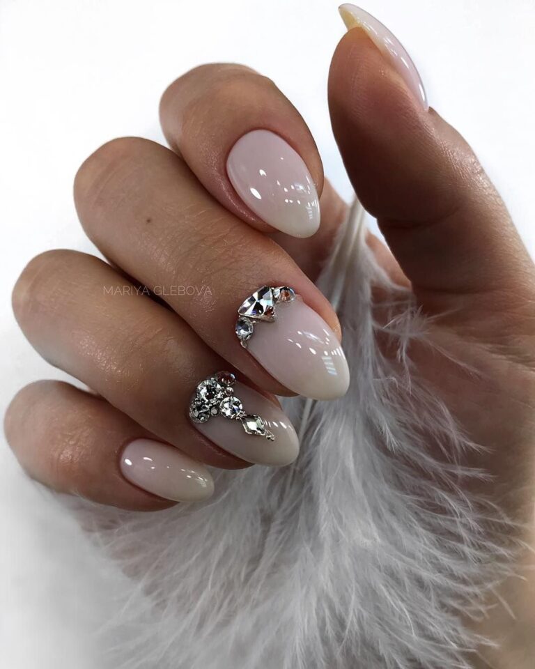 Молочный френч с дизайном Стразы
