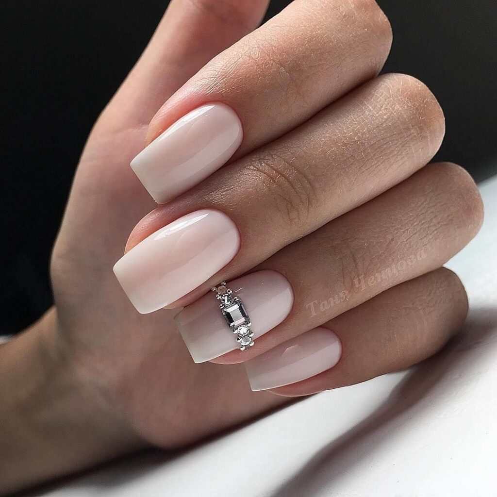 Молочный френч с дизайном Стразы