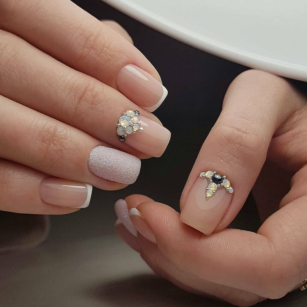 Молочный френч с дизайном Стразы