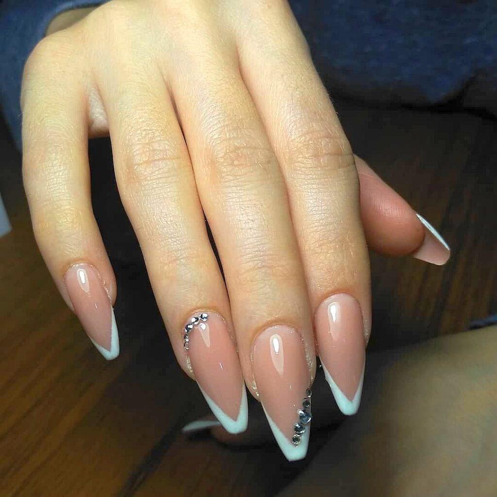 Молочный френч - 10 трендов 2023 года и фото-идеи треугольный кончик 