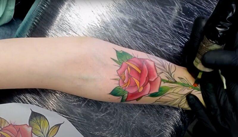 Как делать простые мужские тату (идеи и пошаговая техника) Цветная татуировка - роза