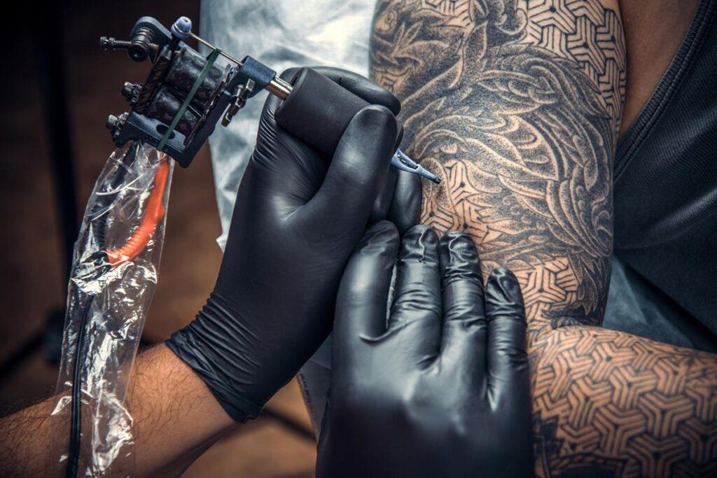 Как сделать татуировку мужчине (что нужно учесть перед походом к тату-мастеру и что делать после)  Выберите подходящего тату-мастера