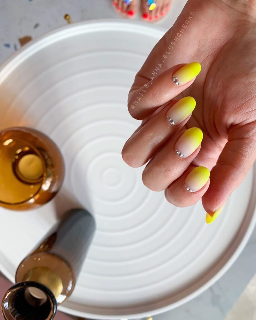 Цветной молочный френч Жёлтый