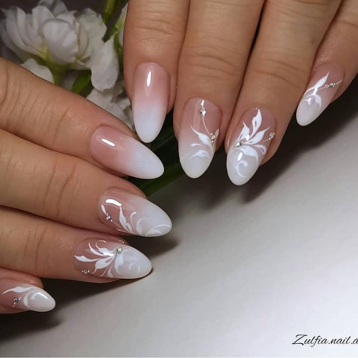 Цветы и белый френч на ногтях